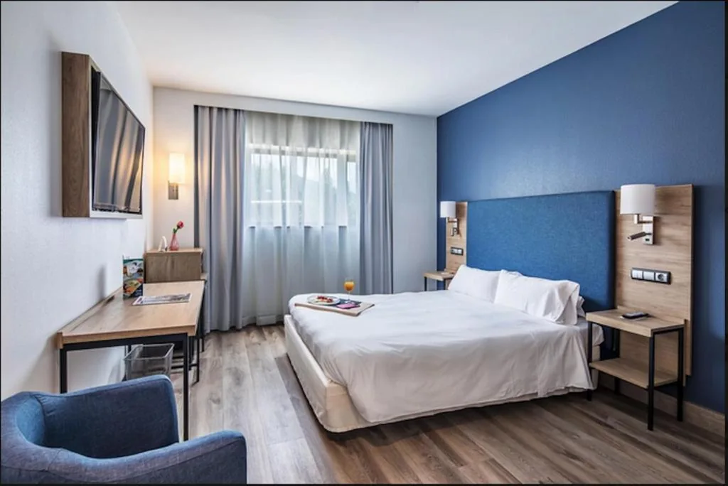 Habitación adaptada para personas con movilidad reducida con cama grande — Hotel Puerta de Bilbao