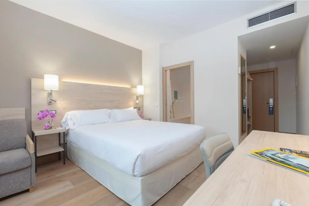 Habitación Deluxe con cama grande y sofá — Hotel Puerta de Bilbao