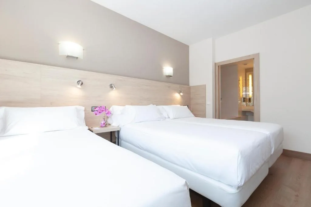 Habitación Triple — Hotel Puerta de Bilbao