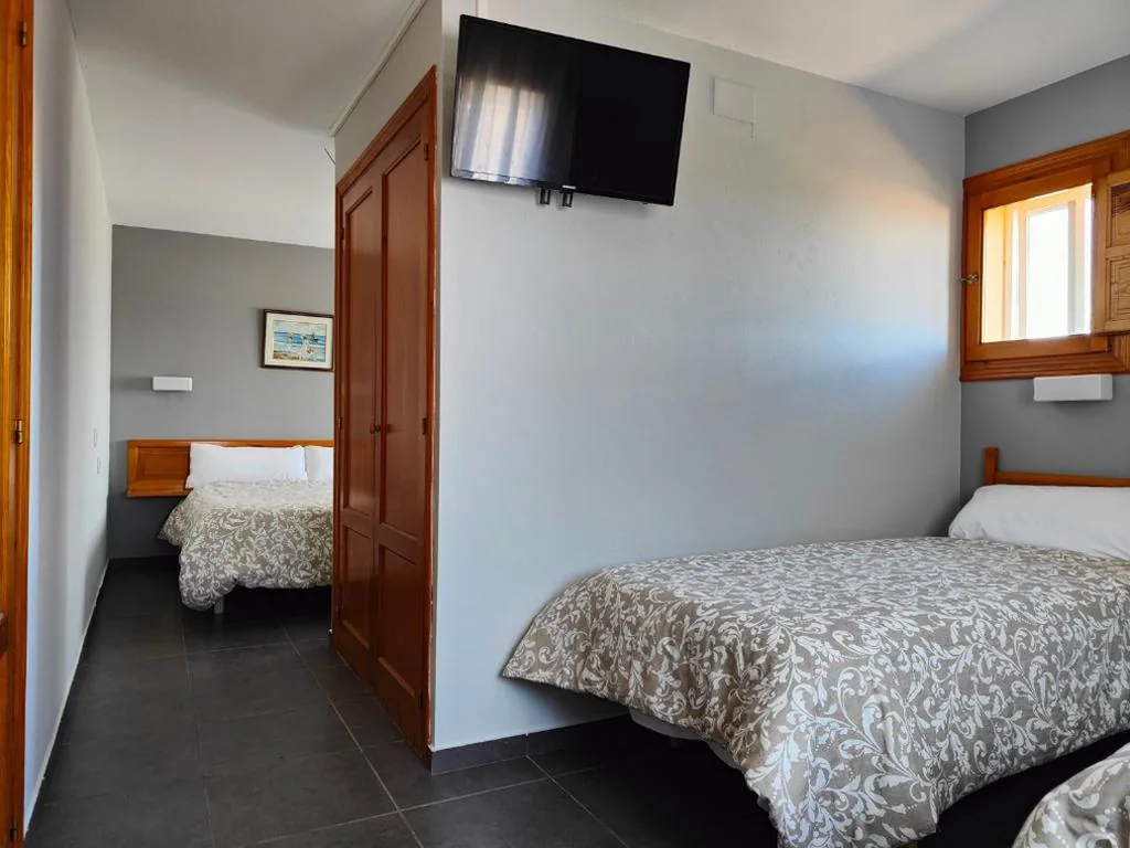 バスルーム付きファミリールーム — Hotel Puerta de Javalambre