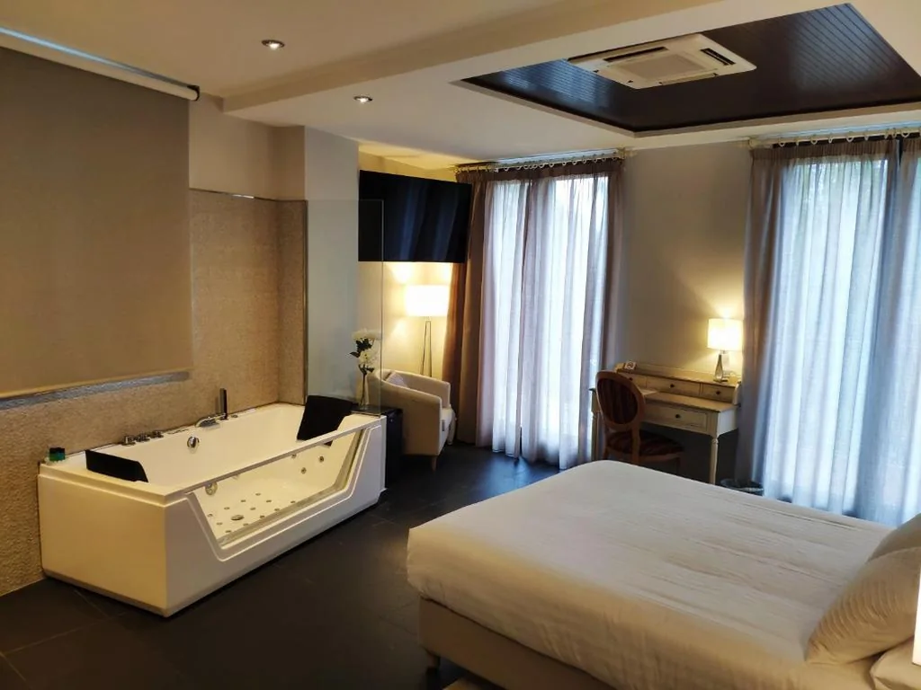 Camera doppia Deluxe con vasca idromassaggio — Hotel Puerta del Arco