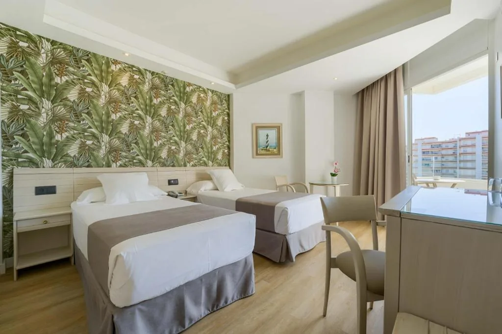 Doppelzimmer mit Zustellbett – 1 oder 2 Betten (2 Erwachsene + 1 Kind) — Hotel Puerto Bahía & Spa