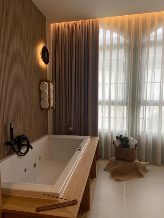 Camera con letto king-size e vasca idromassaggio — Hotel Puerto de Luarca