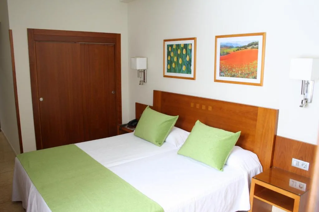 Tweepersoonskamer met 2 bedden - Binnenzijde — Hotel Pujol