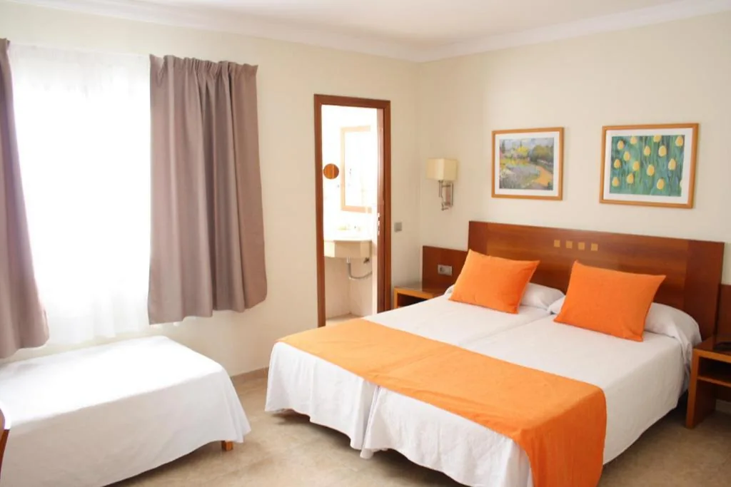 Tweepersoonskamer met extra bed — Hotel Pujol