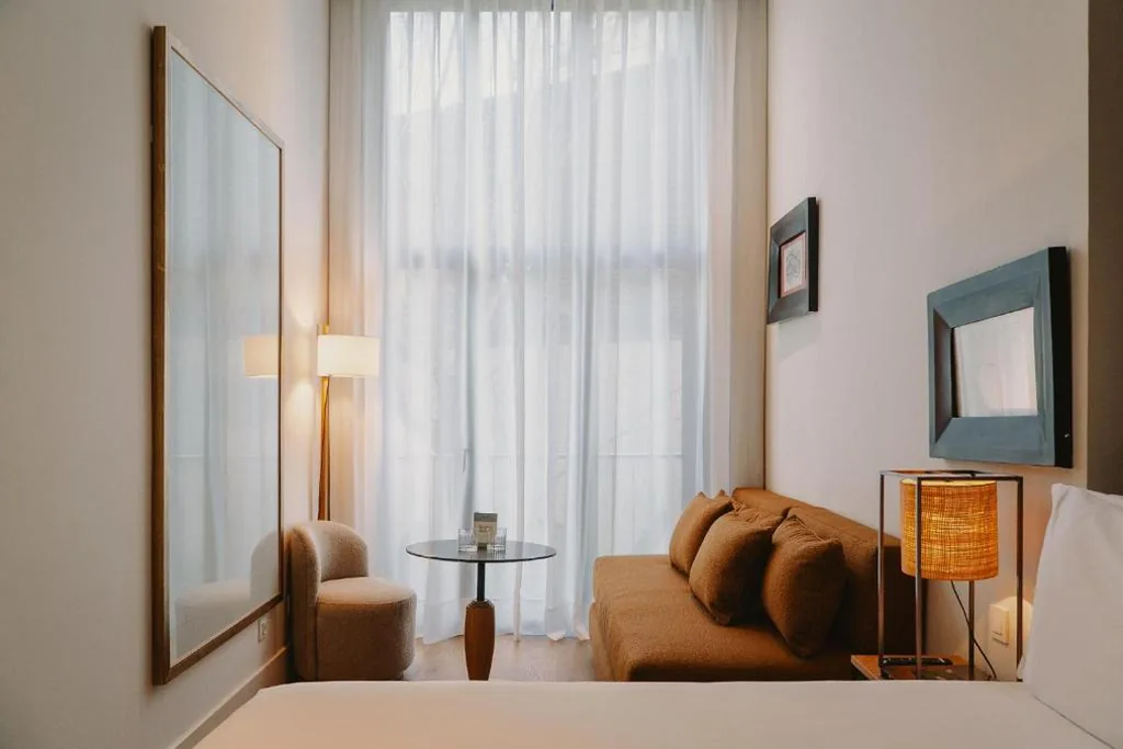 Dreibettzimmer — Hotel Pulitzer Barcelona
