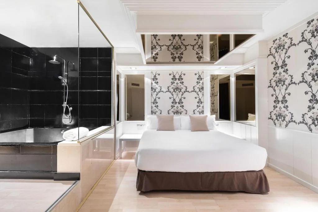 Suite Deluxe con bañera de hidromasaje — Hotel Punt 14 Barcelona Gavà Mar
