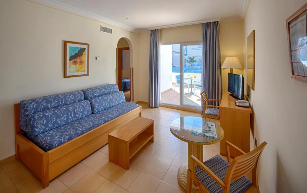 Tweepersoonskamer met woonkamer en terras — Hotel Punta del Cantal