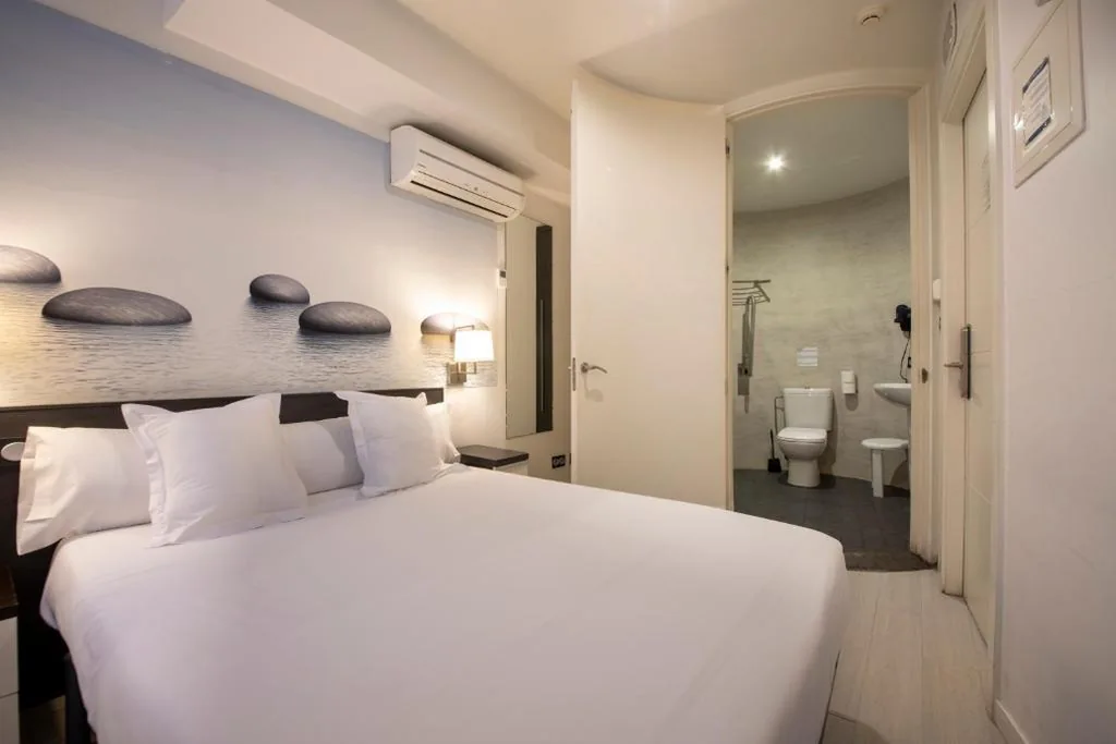 Chambre Simple avec salle de bains privative — Hotel Punta Monpas