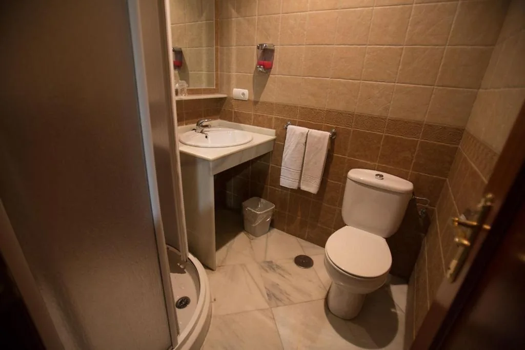 Doppelzimmer mit 2 Betten — Hotel Quitagolpe