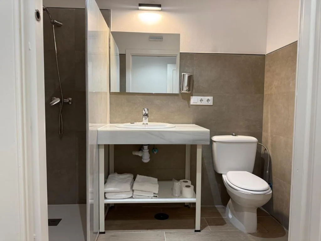 Familienzimmer mit eigenem Bad — Hotel Quitagolpe