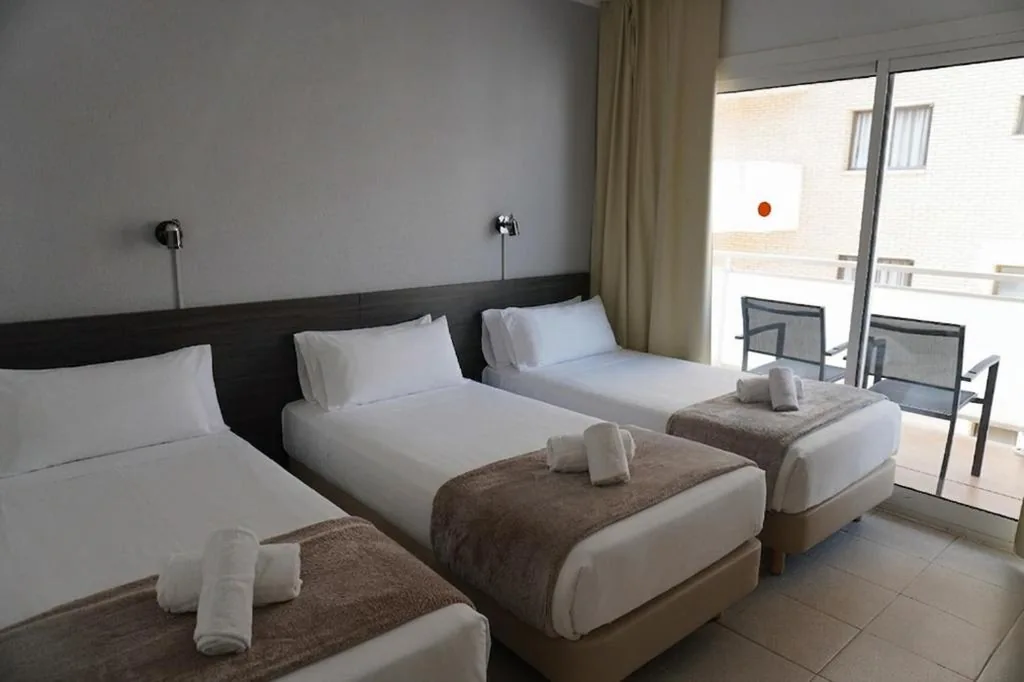Habitación Triple con balcón — Hotel Ram Rooms Tahiti