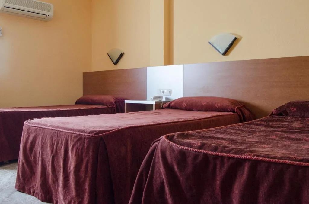 Camera doppia con letto aggiuntivo - 2 letti — Hotel Rausan
