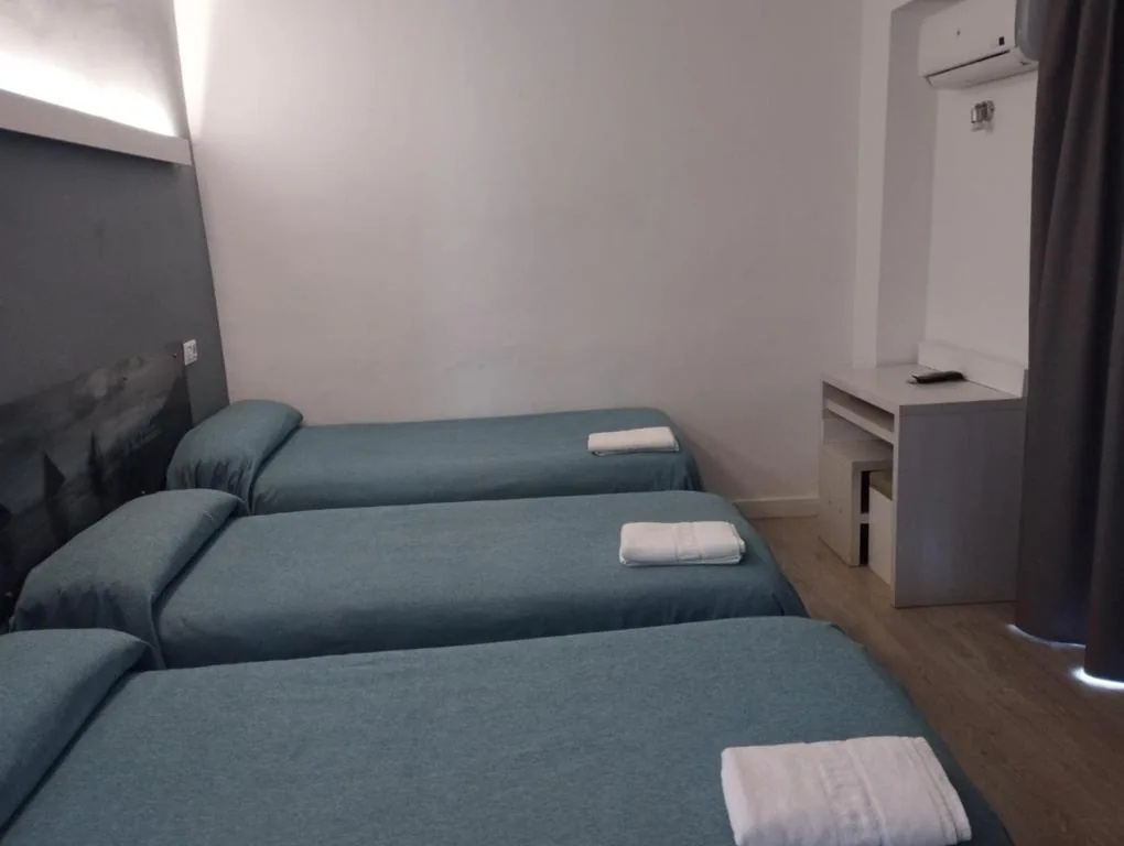 Basic-Dreibettzimmer — Hotel Raxa