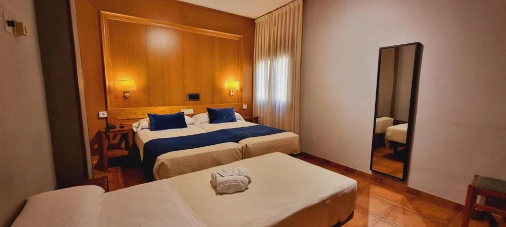 Habitación Doble con cama supletoria - 2 camas — Hotel Real De Toledo