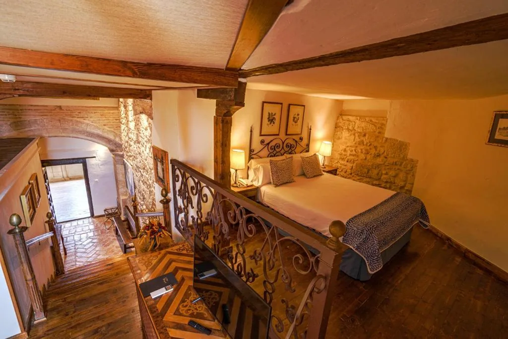 ジュニアスイート — Hotel Real Monasterio de San Zoilo