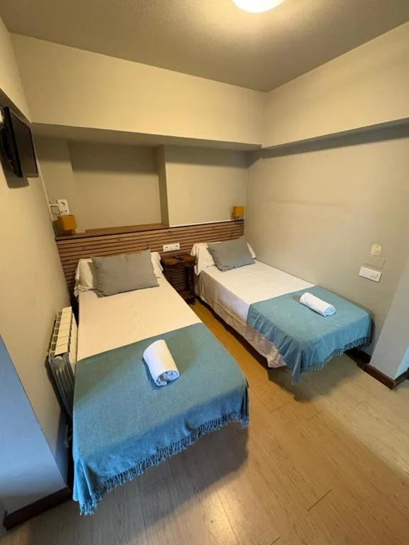 Dreibettzimmer mit eigenem Bad — Hotel Real