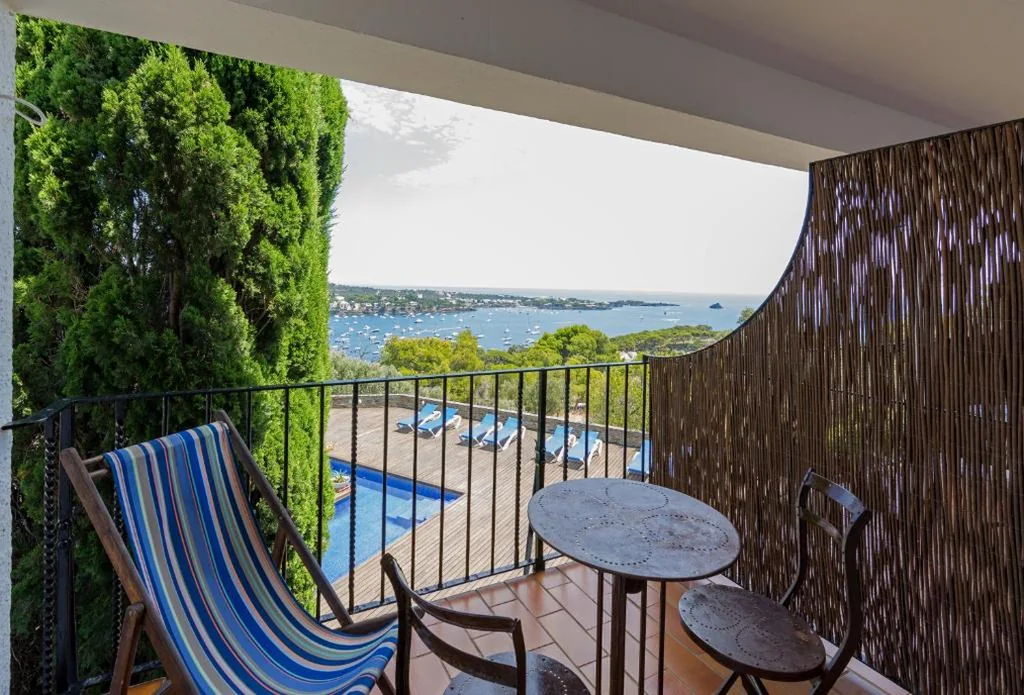 Habitación Triple con vistas al mar — Hotel Rec de Palau