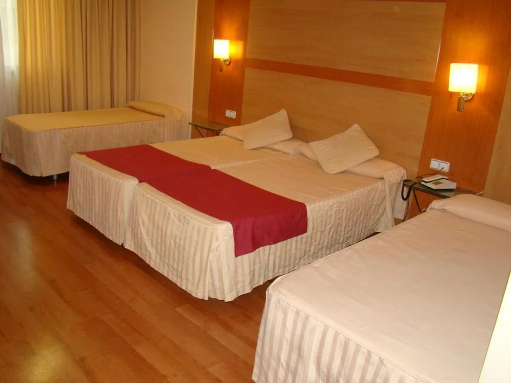 Habitación cuádruple — Hotel Reconquista