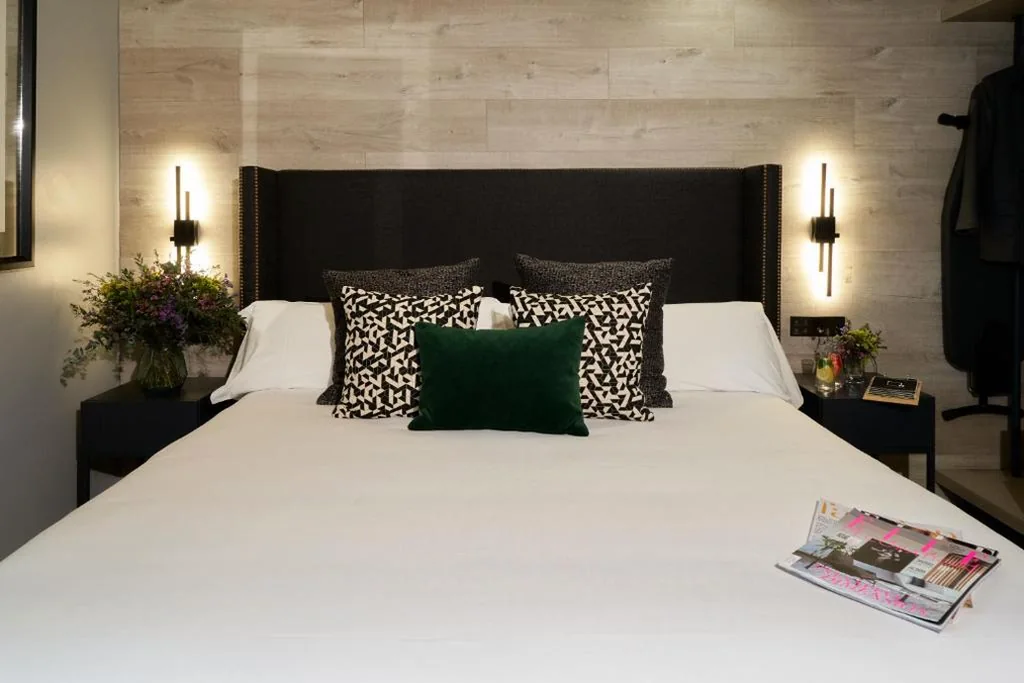 Habitación del ático con terraza y jacuzzi — Hotel Regina