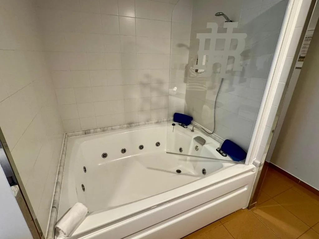 Habitación con cama extragrande y bañera de hidromasaje — Hotel Reigosa