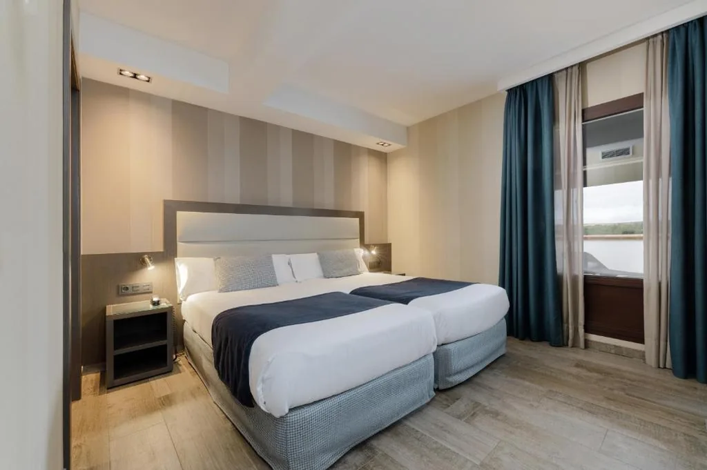 Doppelzimmer mit Terrasse – 1 oder 2 Betten — Hotel Reina Cristina