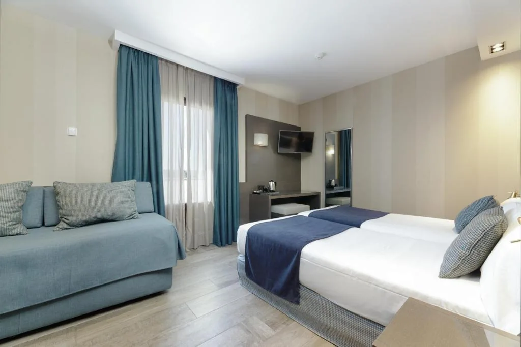 Dreibettzimmer mit Terrasse — Hotel Reina Cristina