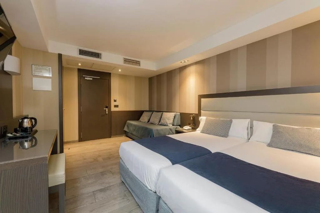 Dreibettzimmer — Hotel Reina Cristina