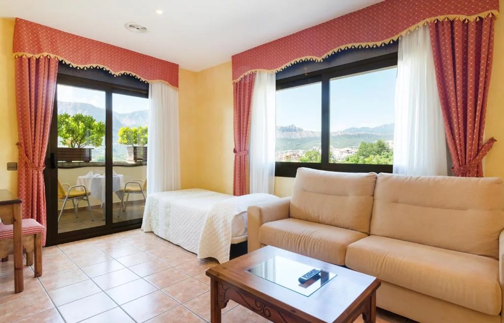 Chambre Triple Confort — Hotel Restaurant Cal Petit