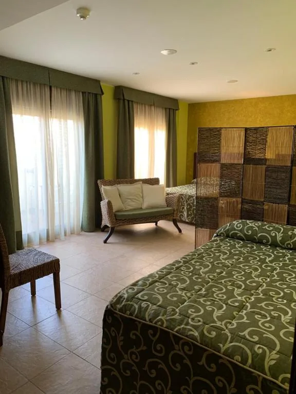 Chambre Triple Supérieure — Hotel Restaurant Cal Petit