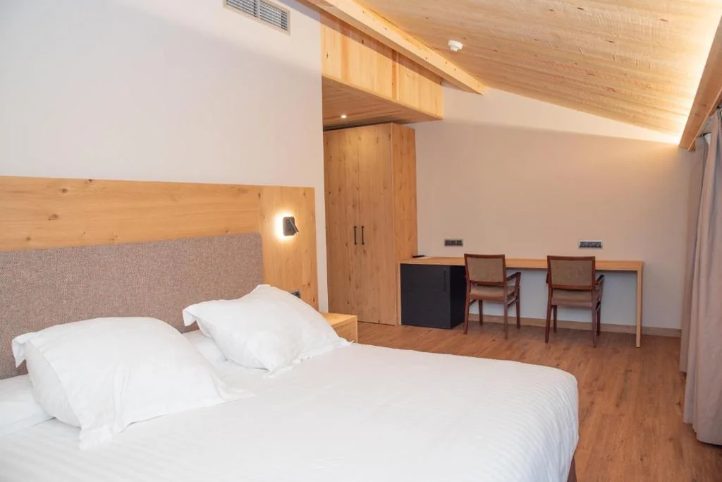 Deluxe tweepersoonskamer met 1 of 2 bedden — Hotel Restaurant Castellarnau