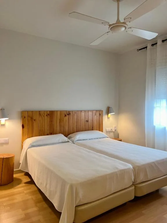 Habitación Familiar con aparcamiento gratuito — Hotel & Restaurant Figueres Parc