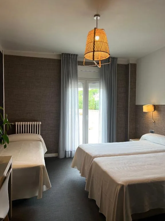 Habitación Triple con aparcamiento gratuito incluido — Hotel & Restaurant Figueres Parc