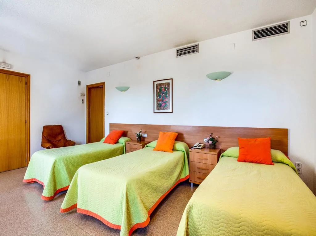 Dreibettzimmer — Hotel Restaurante Blanc I Negre 2