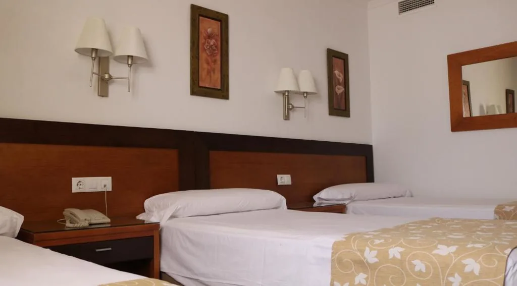 Habitación Triple — Hotel Restaurante Blanco y Verde