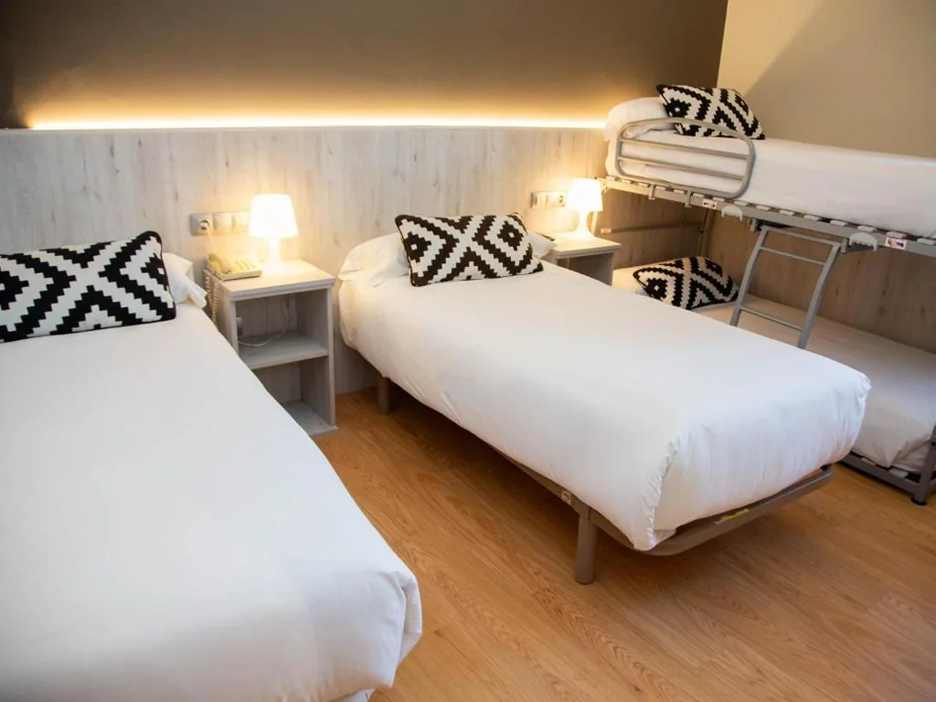 Camera Quadrupla (2 adulti + 2 bambini) — Hotel Restaurante Cadosa