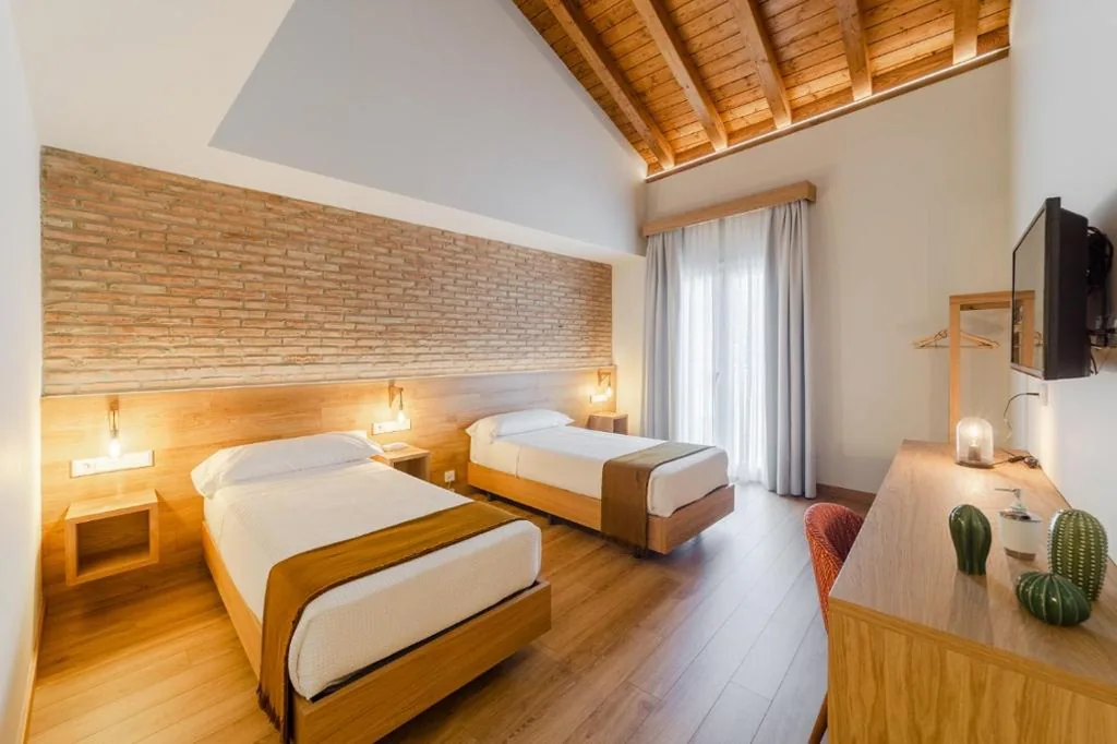 Camera doppia con letto aggiuntivo - 2 letti — HOTEL RESTAURANTE CASA LUISA