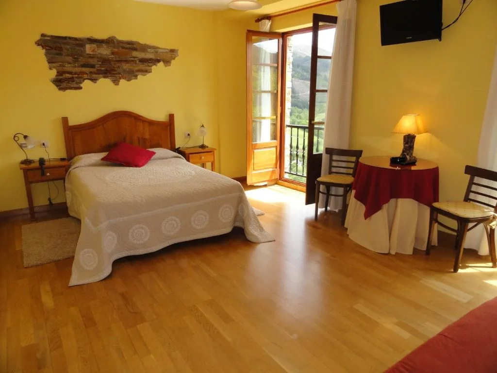 Familienzimmer (2 Erwachsene und 2 Kinder) — Hotel Restaurante Casa Petronila