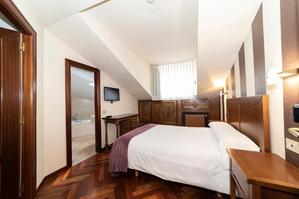 Camera Familiare con bagno in comune — Hotel Restaurante De Torres