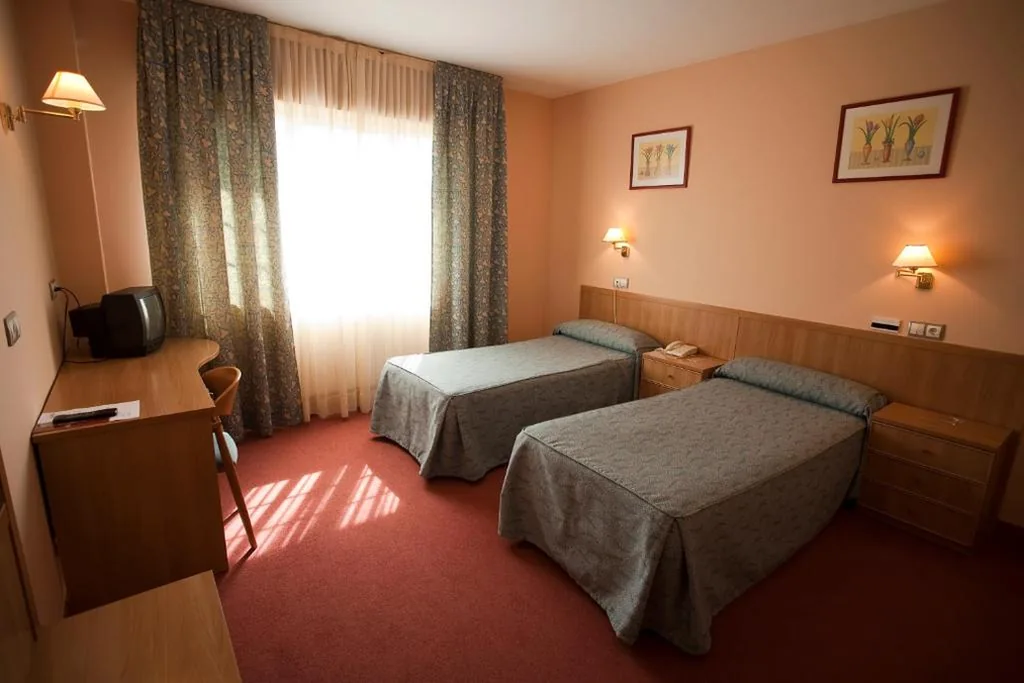 Doppelzimmer mit Zustellbett und 2 Einzelbetten — Hotel Restaurante La Alhama
