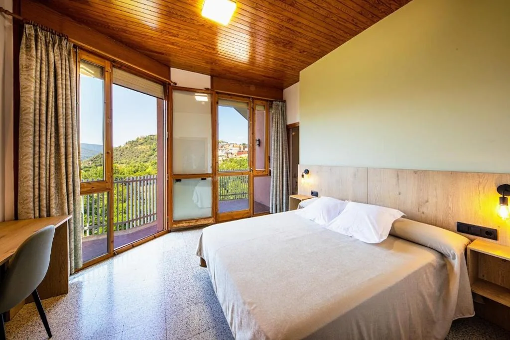 Habitación con cama grande — Hotel Restaurante La Glorieta