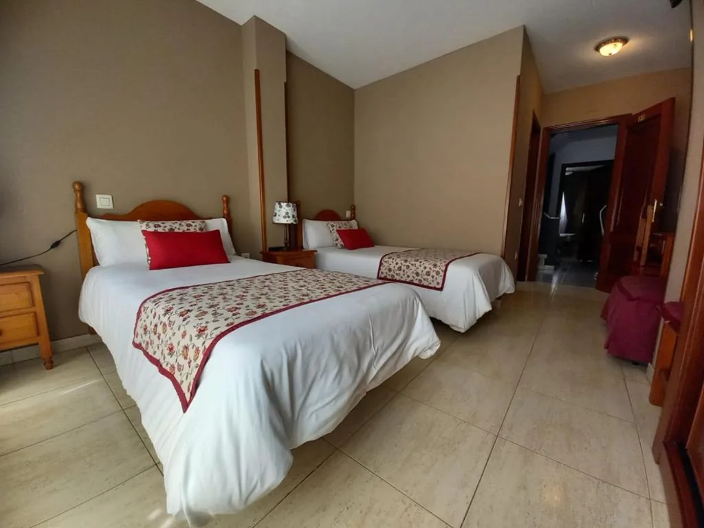 Habitación Doble con baño privado - 2 camas — Hotel Restaurante Oviedo