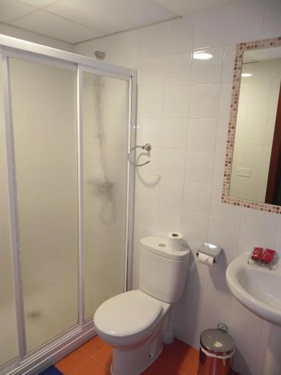 Quarto com cama grande — Hotel Restaurante Pizzeria ABC
