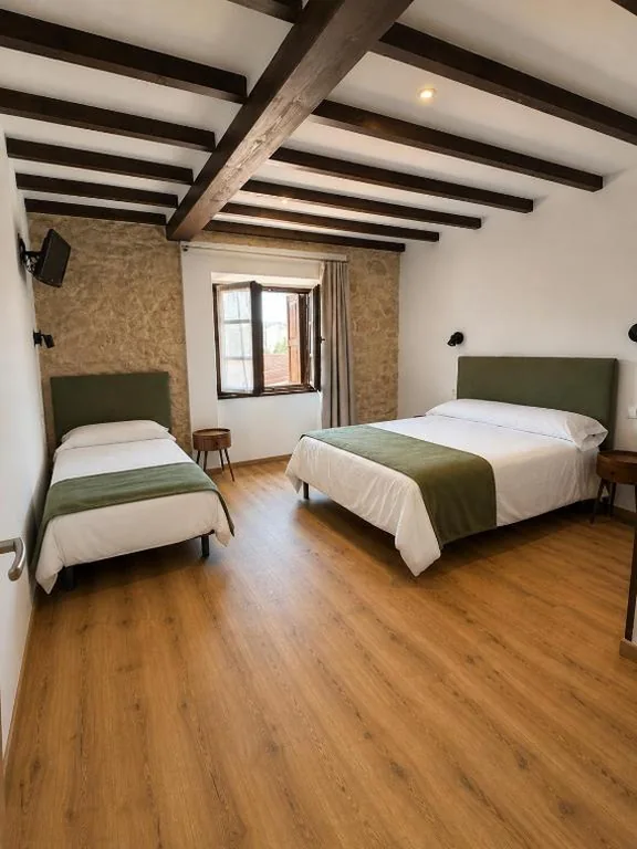 Family Room with Private Bathroom — Hotel Restaurante Plati