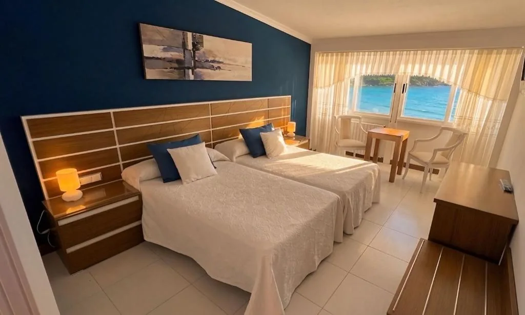 Habitación Doble con vistas al mar - 2 camas — Hotel Restaurante Playa de Estorde