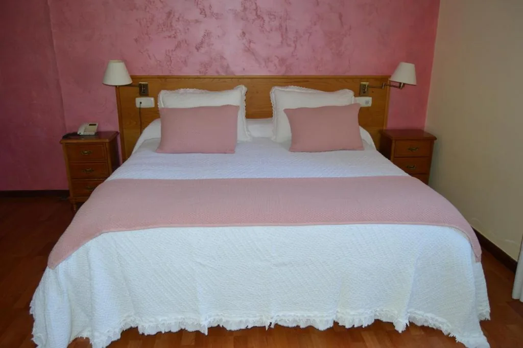 Quarto Familiar com casa de banho partilhada — Hotel Restaurante Val