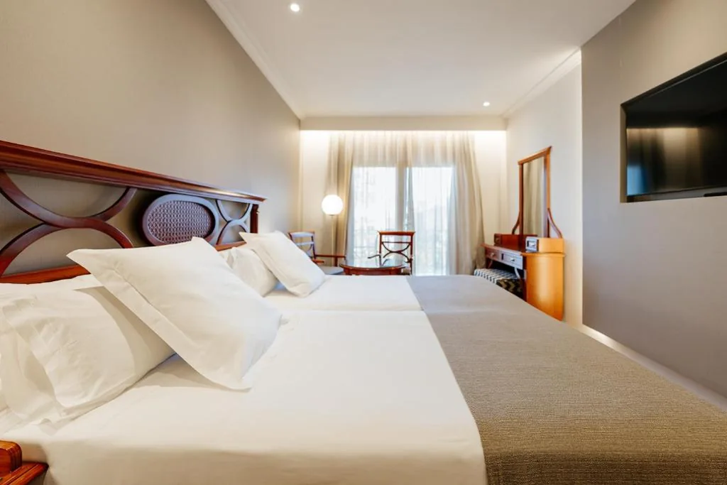 Habitación Doble con vista parcial al mar - 1 o 2 camas — Hotel Reveron Plaza