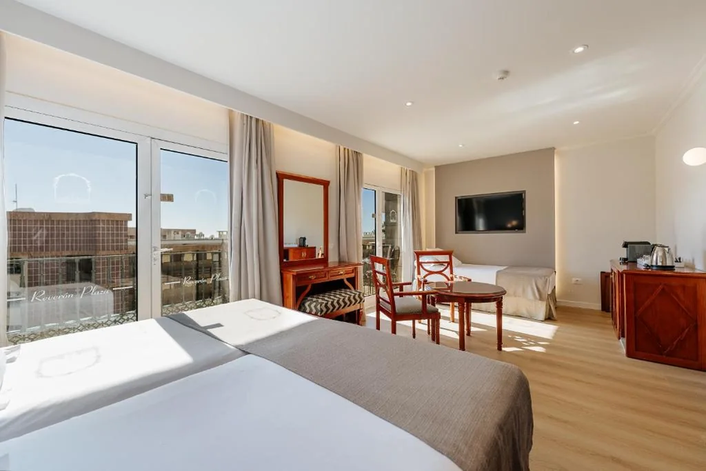 Habitación Triple Confort — Hotel Reveron Plaza