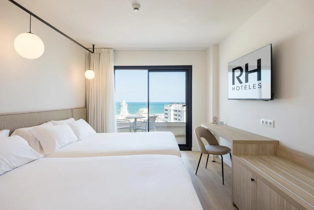 Habitación Cuádruple (3 adultos + 1 niño) — Hotel RH Arena - Todo Incluido
