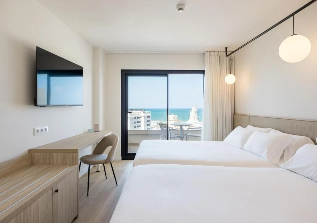 Habitación Triple (2 adultos + 1 niño) — Hotel RH Arena - Todo Incluido